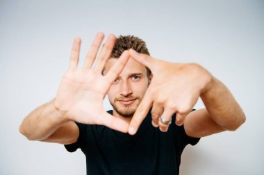 Parlak arkaplanda duran adam