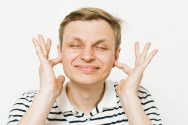 Fotoğraf stüdyosunda kulaklarını kapat.