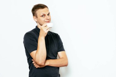 Fotoğraf stüdyosunda fincanlı adam.