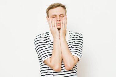 Fotoğraf stüdyosundaki umutsuz adam.