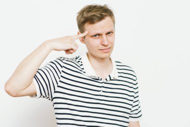 Parmağıyla şakağına dokunan öfkeli bir adamın yakın plan portresi. Delirdin mi sen??