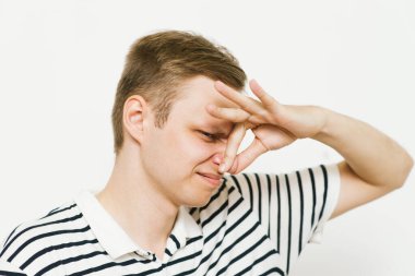 Leş gibi kokuyor. Adamın burnunu kapatır.