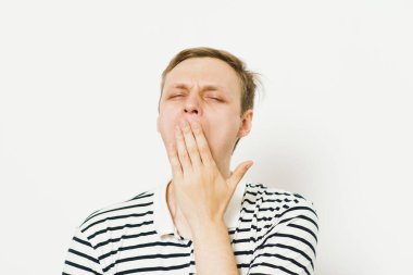 Esniyor. Fotoğraf stüdyosundaki adam.