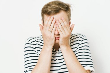 Erkekler gözlerini onun elleriyle kapatır.