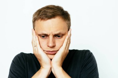 Adam fotoğraf stüdyosunda düşünüyor.