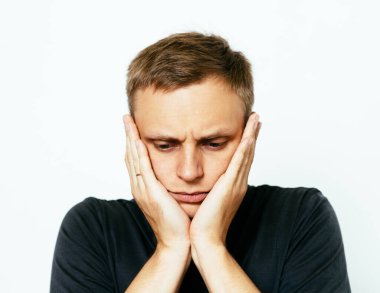 Adam fotoğraf stüdyosunda düşünüyor.