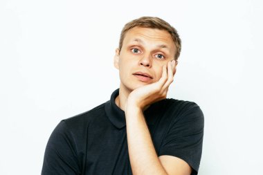 Adam fotoğraf stüdyosunda düşünüyor.