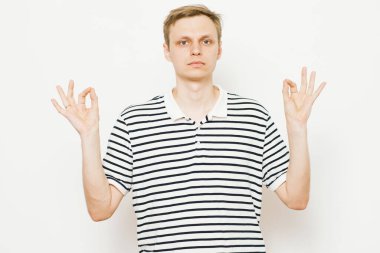 Portre adam, gözleri kapalı, meditasyonda