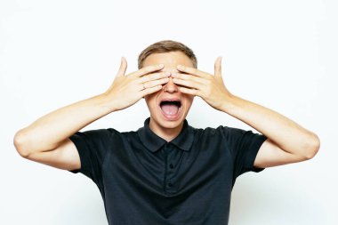 Erkekler gözlerini onun elleriyle kapatır.