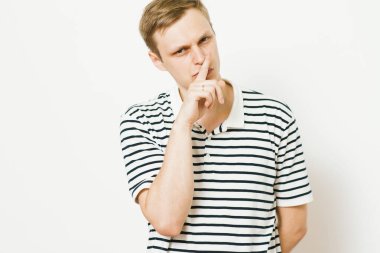 Adam parmağını onun dudaklarına koydu.