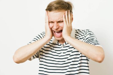 Fotoğraf stüdyosundaki umutsuz adam.