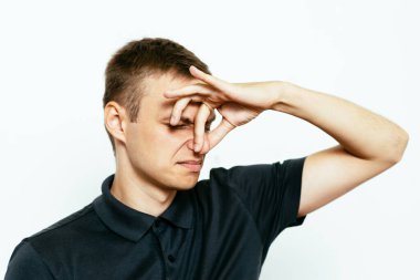 Leş gibi kokuyor. Adamın burnunu kapatır.