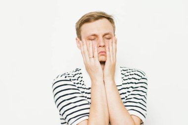 Fotoğraf stüdyosundaki umutsuz adam.