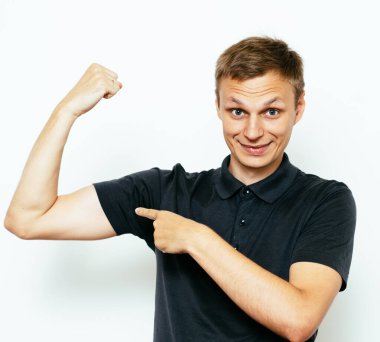 Adam ona kaslarını gösteriyor.