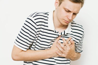 Kalp krizi geçiren bir adam.