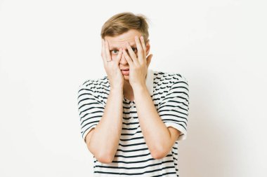 Parmaklarından İzle.