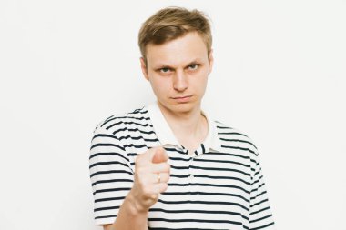 Adam incir gösteriyor.