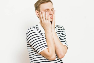 Fotoğraf stüdyosundaki umutsuz adam.