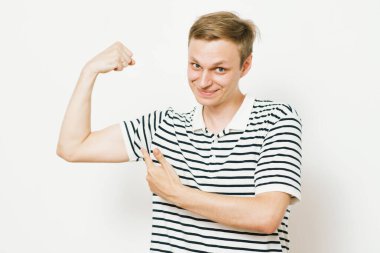 Adam ona kaslarını gösteriyor.