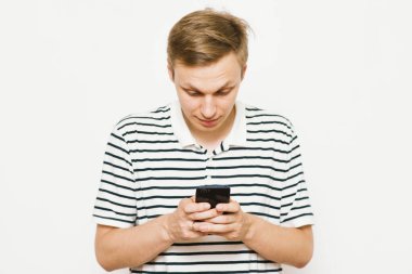 Akıllı telefonu olan bir adam.