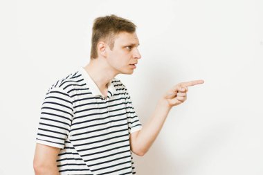 Yakından bakınca genç bir adamın portresi, birini ya da bir şeyi işaret ediyor. Olumlu insan yüzü ifadeleri, duygular, duygular, tutum, yaklaşım