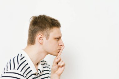 Adam parmağını onun dudaklarına koydu.