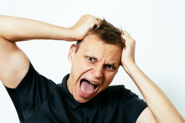 Fotoğraf stüdyosundaki umutsuz adam.