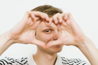 Adam kalp çerçevesi yapıyor.