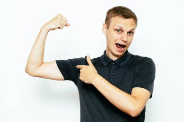 Adam ona kaslarını gösteriyor.