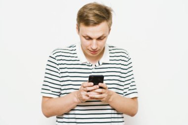 Akıllı telefonu olan bir adam.