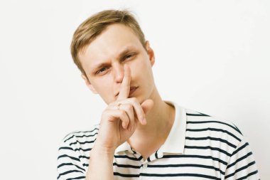 Adam parmağını onun dudaklarına koydu.