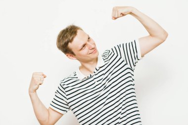 Neşeli, çok mutlu bir adam.