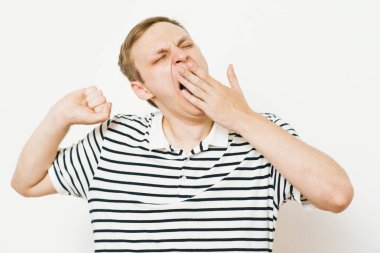 Esniyor. Fotoğraf stüdyosundaki adam.