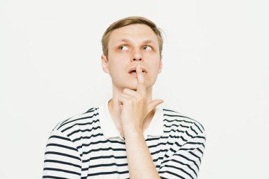 Adam fotoğraf stüdyosunda düşünüyor.