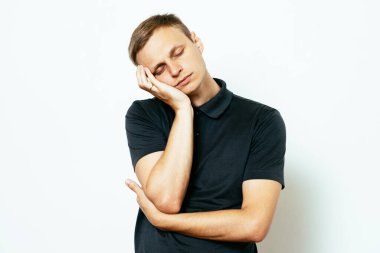 Uyu. Fotoğraf stüdyosundaki adam.