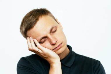 Uyu. Fotoğraf stüdyosundaki adam.