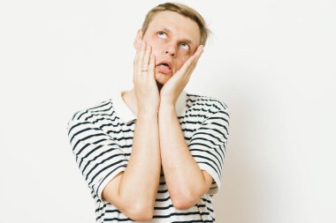 Fotoğraf stüdyosundaki bitkin üzgün adam.