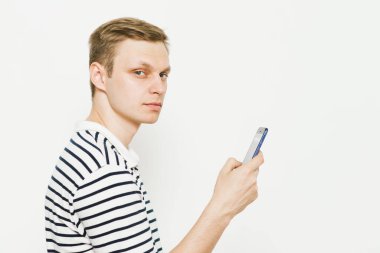 Akıllı telefonu olan bir adam.