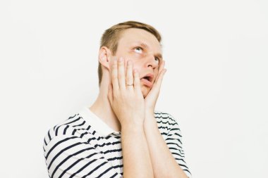 Fotoğraf stüdyosundaki bitkin üzgün adam.