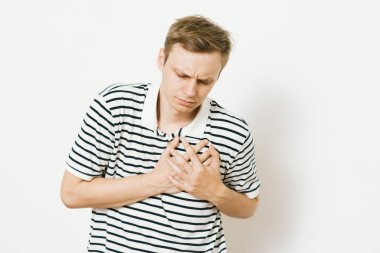 Kalp krizi geçiren bir adam.