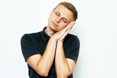 Uyu. Fotoğraf stüdyosundaki adam.