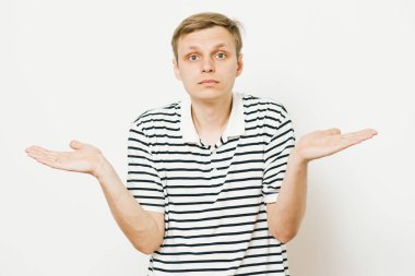 Adam ellerini havaya kaldırıyor.