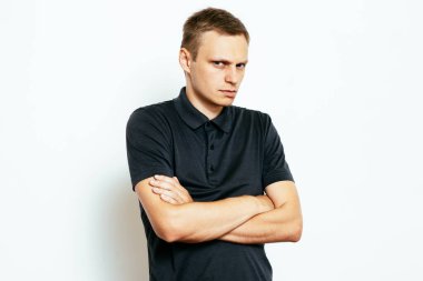 Kollarını kavuşturmuş bir adamın portresi.