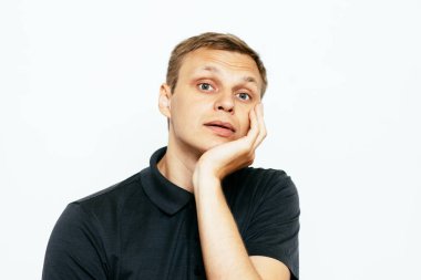 Adam fotoğraf stüdyosunda düşünüyor.