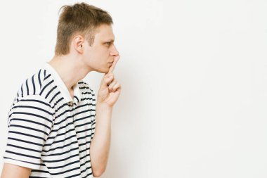 Adam parmağını onun dudaklarına koydu.