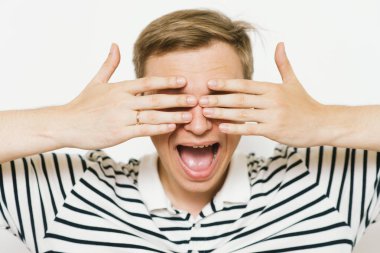 Erkekler gözlerini onun elleriyle kapatır.