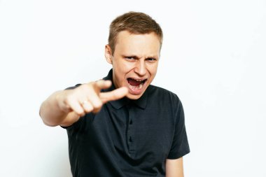 Fotoğraf stüdyosunda bağıran kızgın bir adam.
