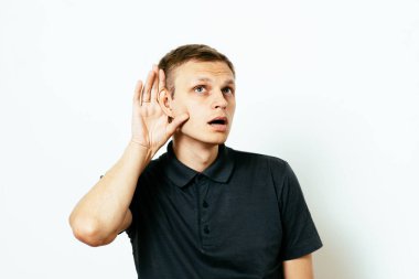 Kulak misafiri olur, dinlemeye çalışır..