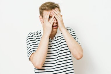 Parmaklarından İzle.