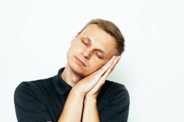 Uyu. Fotoğraf stüdyosundaki adam.